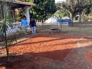 Foto de Navem - Jardinagem e Paisagismo em Santa Bárbara Resort Residence, SP por Solutudo