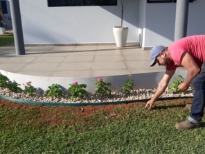 Foto de Navem - Jardinagem e Paisagismo em Santa Bárbara Resort Residence, SP por Solutudo