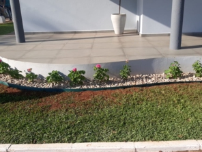 Foto de Navem - Jardinagem e Paisagismo em Santa Bárbara Resort Residence, SP por Solutudo