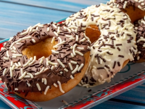 Donuts Branco e Preto - Sweet Donuts - Águas de São Pedro