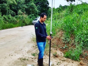 Georreferenciamento é o mapeamento de um imóvel rural referenciando os vértices de seu perímetro ao Sistema Geodésico Brasileiro, definindo sua área e sua posição geográfica. Serve para a regularização registral dos imóveis rurais, segundo a Nova Legislação (Lei 10.267/01 e Decretos 4.449/02 e 5.570/05).