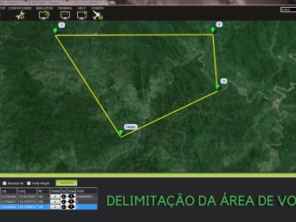 Primeiramente o Mission Planner é um software gratuito e open source, criado por Michael Oborne, muito utilizado como utilitário de configuração ou como suplemento de controle dinâmico para o RPA. Dentre suas principais funcionalidades o Mission Planner realiza o planejamento do voo; conecta o firmware de piloto automático; monitora o status do veículo durante a operação; grava o log da telemetria; opera o veículo em FPV (First Person Vision); e sincroniza as imagens com o log do voo, dentre outras. A Spectrum utiliza o Mission Planner na programação e execução de seus voos.