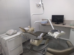 Vista panorâmica do consultório totalmente equipado para realização de procedimentos