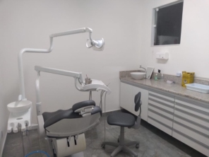 Vista panorâmica do consultório totalmente equipado para realização de procedimentos cirúrgicos em especial