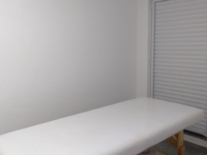 Vista lateral da maca para uso de procedimentos para fins estéticos e de massoterapia