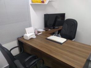 Sala com mesa e cadeira para atendimento clínico aos pacientes