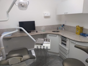 Consultório moderno, limpo e fresco para realização de procedimentos