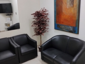 Ambiente claro e arejado com piso de porcelanato  e com poltronas para maior conforto dos nossos paciente!