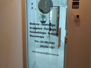 Porta de entrada da Clínica Torquato (Vista externa do corredor)