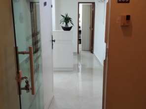 Porta de entrada da Clínica Torquato (Vista externa do corredor com a porta de vidro aberta)