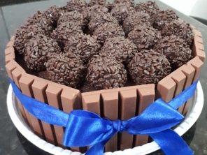 2,5kg (serve até 24 pessoas), duas camadas de recheio.