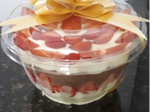 Creme de baunilha, chocolate Blend, biscoito maizena e morangos