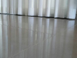 Um dos diferenciais de uma cortina sob media é a barra generosa em tecido que proporciona um caimento incomparável