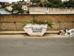 Foto de Terra e  Entulho em Teófilo Otoni, MG por Solutudo