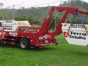 Foto de Terra e  Entulho em Teófilo Otoni, MG por Solutudo