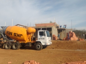 Foto de JKS MIX - Concretos em Ninho Verde I Eco Residence, SP por Solutudo