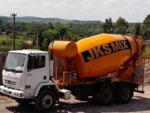 Foto de JKS MIX - Concretos em Ninho Verde I Eco Residence, SP por Solutudo