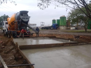 Foto de JKS MIX - Concretos em Ninho Verde I Eco Residence, SP por Solutudo