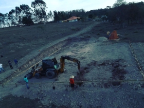 Foto de Terraplenagem Sula em Ninho Verde I Eco Residence, SP por Solutudo