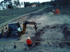 Foto de Terraplenagem Sula em Ninho Verde I Eco Residence, SP por Solutudo