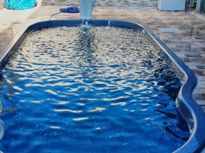 Foto de Splash by iGUi Piscinas Botucatu em Ninho Verde II Eco Residence, SP por Solutudo