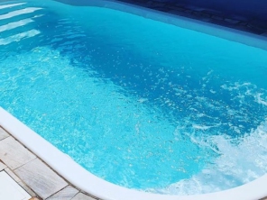Foto de Splash by iGUi Piscinas Botucatu em Ninho Verde II Eco Residence, SP por Solutudo