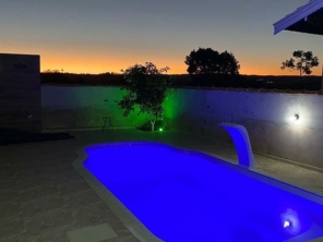 Foto de Splash by iGUi Piscinas Botucatu em Ninho Verde II Eco Residence, SP por Solutudo