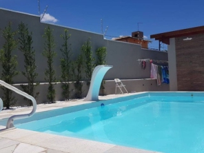 Foto de Splash by iGUi Piscinas Botucatu em Ninho Verde II Eco Residence, SP por Solutudo