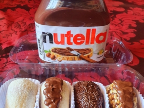 1 coxinha de ninho, 1 coxinha de ninho com Nutella, 1 coxinha de brigadeiro e 1 coxinha de Ferrero Rocher (brigadeiro com castanha de caju triturada e Nutella).