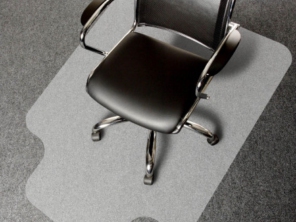 DETALHES DO PRODUTO Tapete protetor de piso flexível transparente - Kapazi Oficial. O  Tapete Protetor de Piso da Kapazi é um produto único para proteger o seu piso , seja ele vinilico ou laminado com estilo, personalidade, qualidade e a beleza que você sempre quis. É fabricado especialmente para ser colocado embaixo de sua cadeira de escritório evitando que ocorra o atrito das rodinhas com o chão riscando o piso. Composto 100% com PVC, esse produto é desenvolvido para permitir um deslize suave da sua cadeira e com total segurança.  Cor: Transparente Uso: Uso interno - residencial - comercial - escritórios, sala de reunião, etc. Resistência: Flexível Material: 100% PVC Limpeza e Manutenção: Lavável com Água e Sabão Neutro   Informações Adicionais Cores    Transparente Local de Uso    Uso interno - residencial - comercial - escritórios, sala de reunião, etc Composição    100% PVC Resistência    Flexível Antiderrapante    Sim Limpeza e Manutenção    Lavável com Água e Sabão Neutro