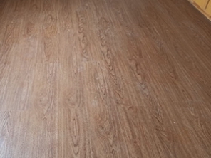 Preparação de piso frio com massa PVA pra instalação de piso Vinílico colado;
Piso Vinílico Tarkett, linha Essence (colado de 2 mm residencial); 
Cor: Sucupira;
Com rodapé eucatex de 7 cm, na cor 10.