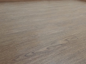 Preparação de piso frio com massa PVA pra instalação de piso Vinílico colado;
Piso Vinílico Tarkett, linha Essence (colado de 2 mm residencial); 
Cor: Sucupira;
Com rodapé eucatex de 7 cm, na cor 10.