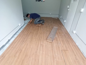 Revestimento em piso!
Piso lâminado Eucafloor - Linha Evidênce;
Cor: Nogueira Malaga;
Com rodapé branco de 10 cm em MDF.
