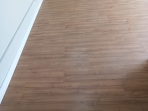 Revestimento em piso!
Piso lâminado Eucafloor - Linha Evidênce;
Cor: Nogueira Malaga;
Com rodapé branco de 10 cm em MDF.