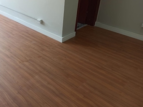 Revestimento em piso!
Piso lâminado Eucafloor - Linha Evidênce;
Cor: Nogueira Malaga;
Com rodapé branco de 10 cm em MDF.