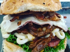 Foto de BALBÚRDIA LANCHES E HAMBURGUERES em Santa Cruz do Rio Pardo, SP por Solutudo