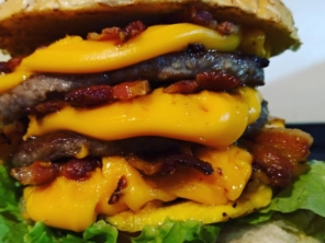 Foto de BALBÚRDIA LANCHES E HAMBURGUERES em Santa Cruz do Rio Pardo, SP por Solutudo