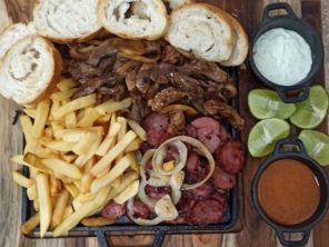 Foto de BALBÚRDIA LANCHES E HAMBURGUERES em Santa Cruz do Rio Pardo, SP por Solutudo