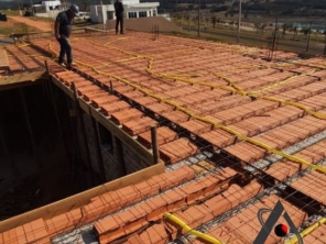 Foto de Avior Construtora em Santa Bárbara Resort Residence, SP por Solutudo