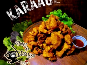 Karaage(pedaços de coxa e sobrecoxa desossado empanado e frito, com um toque de gengibre), acompanha arroz branco ou galinhada e batata rústica.