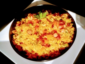 Porção de arroz de galinhada(arroz com pedaços de frango, milho, cenoura picada, pimentões(amarelo e vermelho) e bacon.