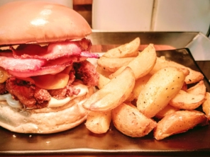 Hambúrguer de frango(sassami empanado e frito) com Catupiry Original,cheddar e tiras de bacon.