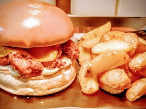 Hambúrguer de frango(sassami empanado e frito), cheddar e maionese de bacon(Baconnaise).