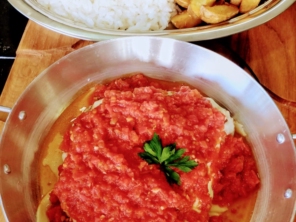 Filé Mignon á parmegiana empanado com farinha panko, coberto com queijo mussarela, molho concassé(tomates frescos), arroz branco e batata rústica.