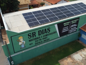 Instalação comercial finalizada em Selvíria-MS, SR DIAS Materiais e Construções, gerando sua própria energia. Microinversores Hoymiles MI-1500, tecnologia de ponta e monitoramento de módulo por módulo na palma da mão.