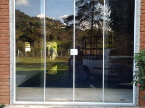 Foto de M.A vidraçaria e esquadrias em Itupeva, SP por Solutudo