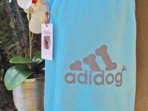 Regata Adidog Azul Claro *** Tam 10 * Comprimento: 40cm * Tórax: 56cm * Pescoço: 44cm