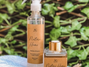 Neste kit contém um Difusor de Aromas e Aguá de Lençóis perfeito para perfumar tecidos em geral.

O aroma de bambu transmite sofisticação e atitude, perfume que fixa na memória de quem sente.

Consiste na tradicional nota herbal do bambu com toque mais acentuado florado oriental, balsâmico e levemente amadeirado.