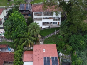 instalação dividida em dois telhados, com espaço entre elas para facilitar a manutenção