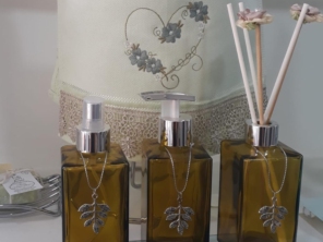 Vidro aromatizador, sabonete, home spray, bandeja, porta toalhas e toalha de lavabo bordada.